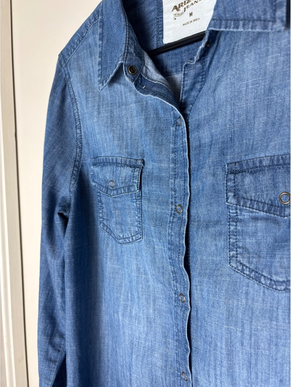 Arizona Jeans Chambray Button Front Shirt Women’s Medium Western Cotton Top - Picture 3 of 8